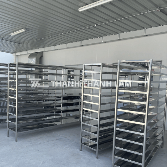 Kệ inox trong xưởng sản xuất